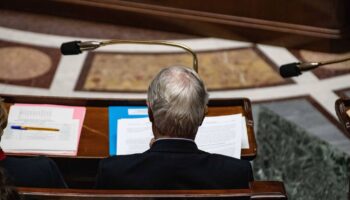 Barnier renversé, Emmanuel Macron veut (cette fois) vite le remplacer